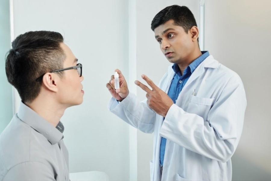 profissional de medicina do trabalho dando orientações a um trabalhador