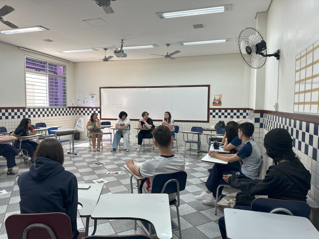 Alunos do curso de Psicologia da FCM-MG participam de uma roda de conversa em sala de aula durante atividade prática supervisionada.